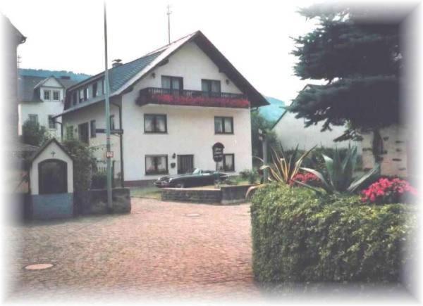 Mosel-Gastehaus Kirch Hotel Ernst Eksteriør billede
